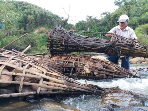 Độc đáo chiếc Aruung bắt cá từ đồng bào Cơ Tu