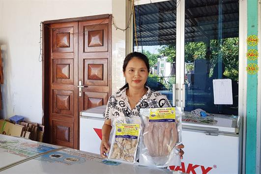 Cô giáo làm khô cá lóc, mỗi tháng bán 500kg