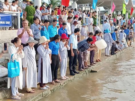 Thả cá giống tái tạo nguồn lợi thủy sản đợt 3 năm 2019