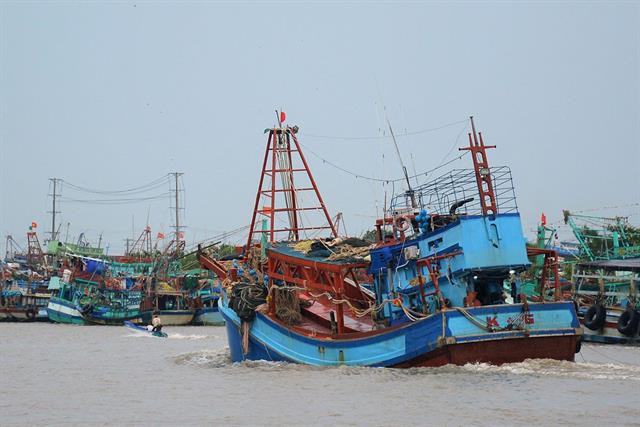 Tàu cá của ngư dân Cà Mau liên tục gặp nạn vì mưa to, gió lớn