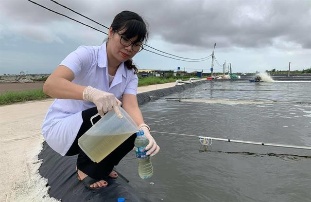 Tiến sĩ tạo chế phẩm làm sạch ao nuôi tôm cá khỏe, lớn nhanh