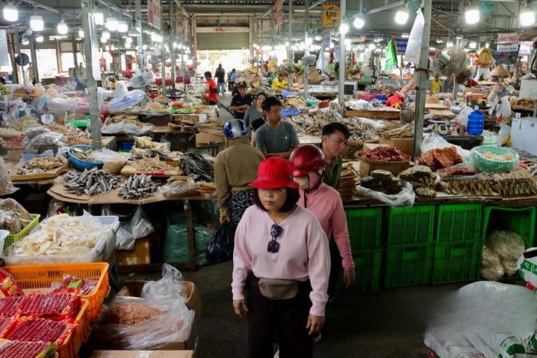 Choáng ngợp chợ mực, tôm khô VIP nhất TP.HCM: Khách mua ship nước ngoài cho người thân ăn Tết