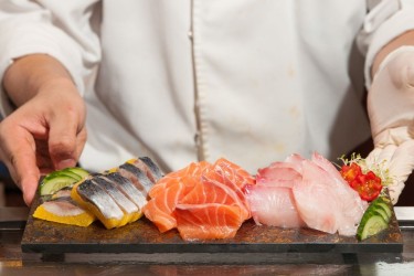 Nguy cơ nhiễm khuẩn từ hải sản tươi sống