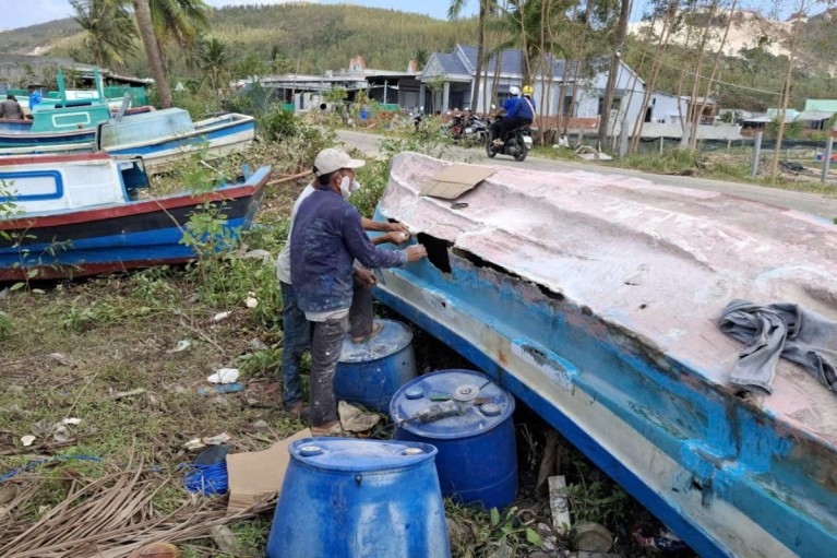 Làng biển tan hoang, ngư dân gượng dậy mưu sinh sau bão