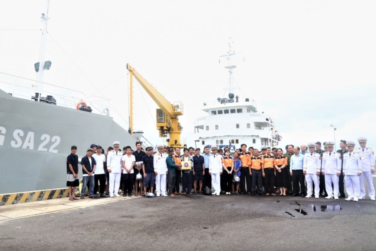 52 ngư dân bị cháy tàu cá ở biển Trường Sa được cứu, đưa về đất liền