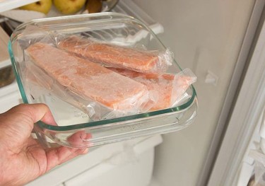 Bỏ ngay thói quen ngâm nước rã đông để áp dụng cách làm hải sản tan đá cực nhanh mà không mất chất ngọt